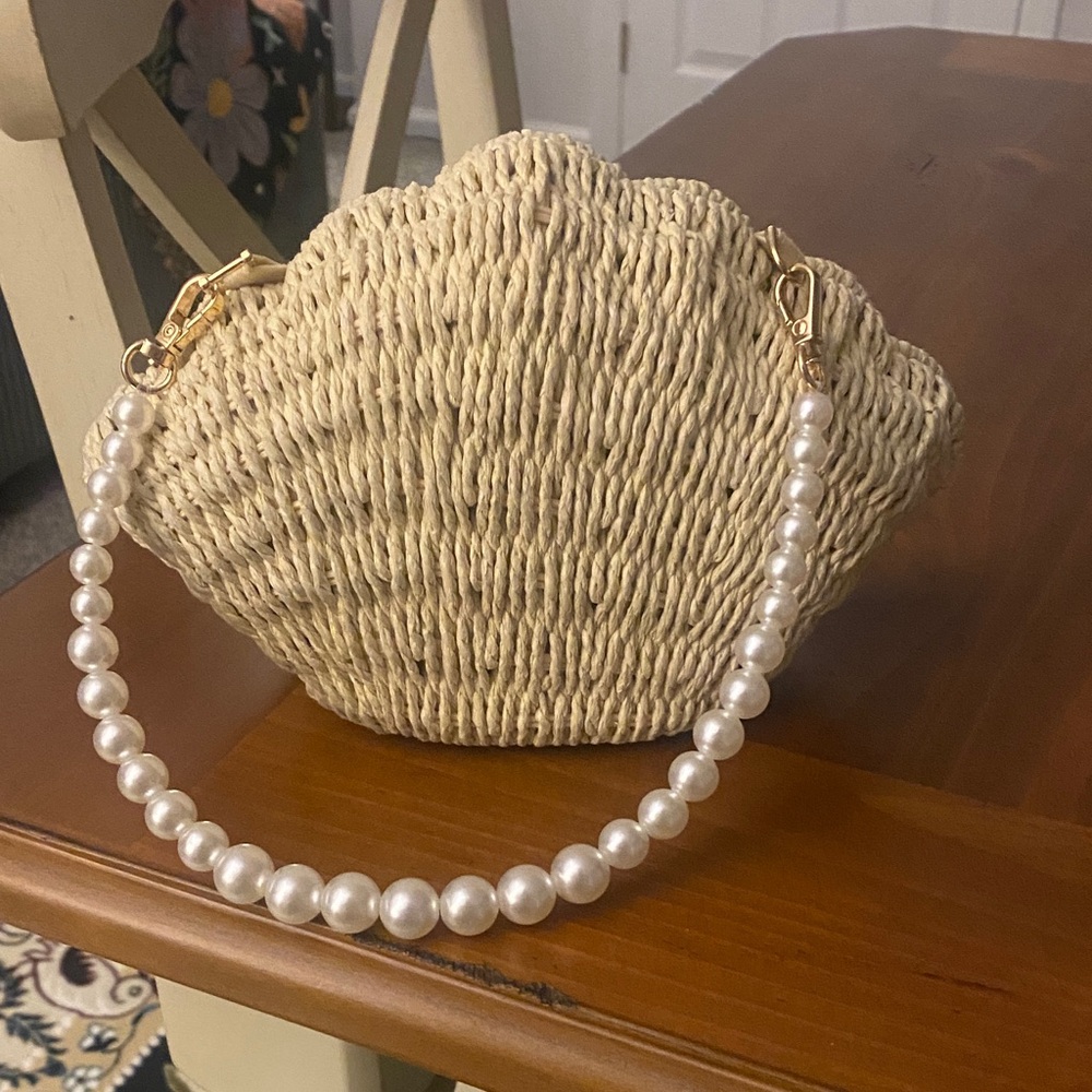 a new day Straw Clamshell Clutch